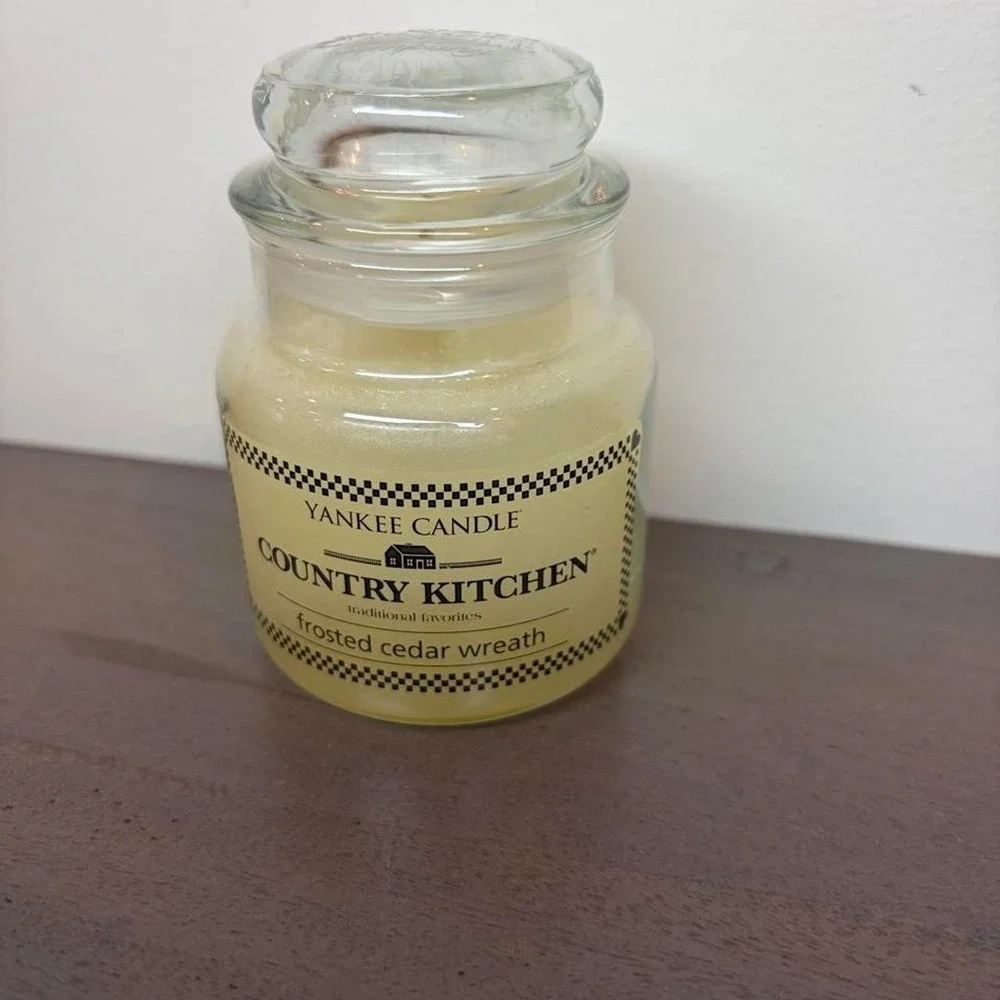 Yankee Candle retired Country Kitchen Frosted Cedar Wreath candle